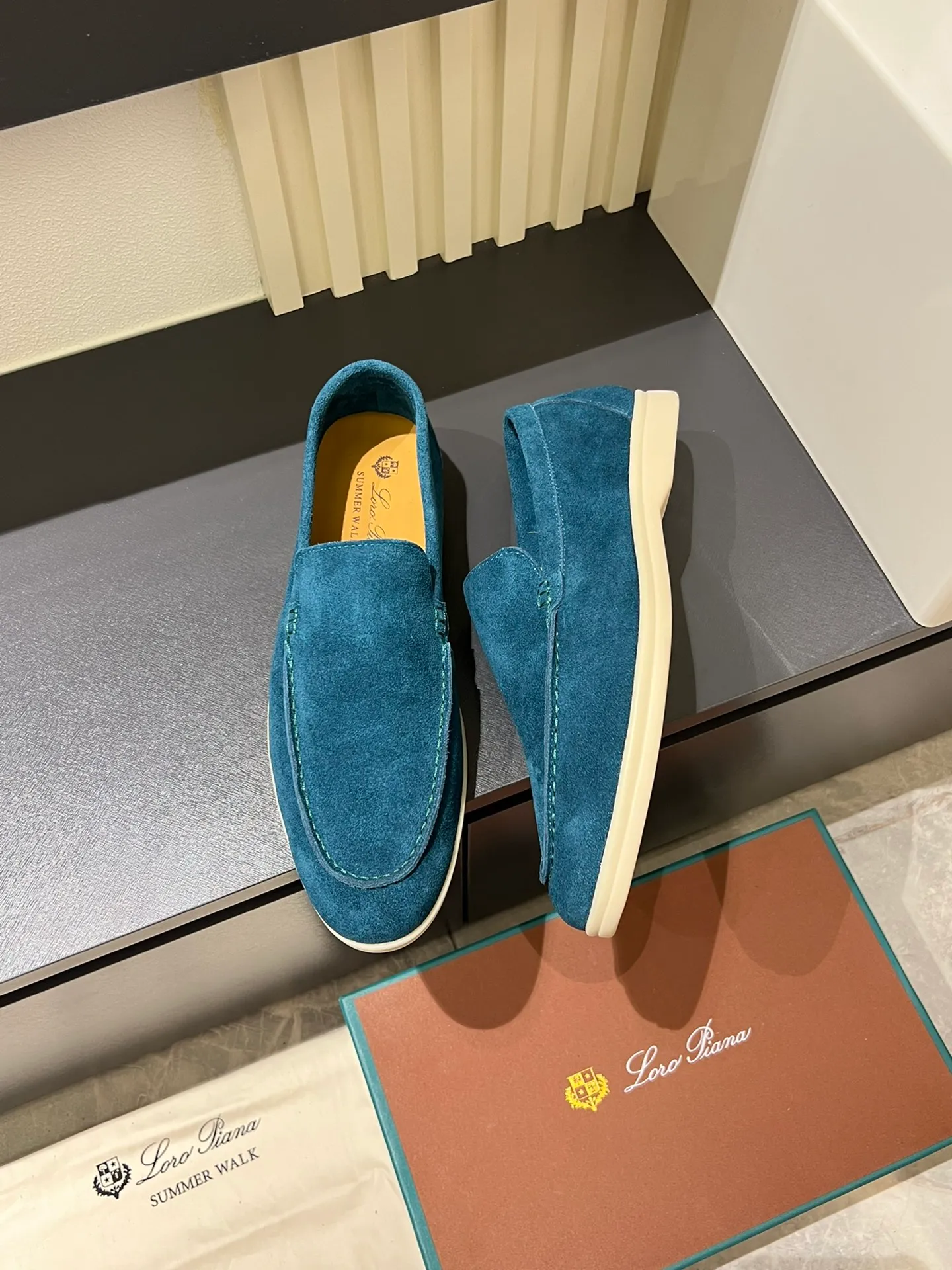 Men's shoes 💰p360 "Loro men's shoes 💰pian'*" Classic L men's shoes for couples 💰p Top version British flat loafers, a must-have item in old money style, the minimalist design is eye-catching and durable, a plus point for dressing The soft foot feel and texture are outstanding. They don’t scratch your feet and are very nice. They are matched with soft and waxy soles. They can be worn daily for a long time without getting tired. They are easy to wear, versatile and classic items, with perfect foot feel and texture! Imported cashmere fabric, the lining is made of imported A-grade water-dyed cow lining, the top version of the genuine leather midsole is sewn with pure handmade mark thread! Size: Female 35-40 (34. Customized) Male 38-44 (45.46. Customized)